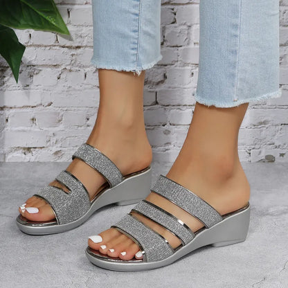 Damen Keilsandalen mit Glitzerriemen ⎜ Elegante Sommerschuhe mit bequemem Absatz und rutschfester Sohle