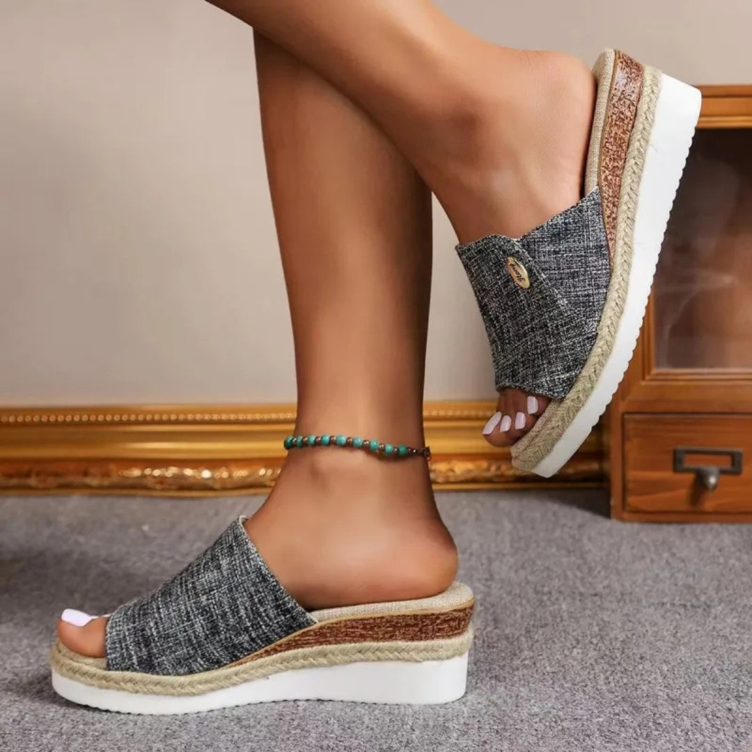 Plateau-Pantoletten für Damen ⎜ Bequeme Sommerschuhe Aus Jeansstoff mit Jutekante und Offener Zehenpartie