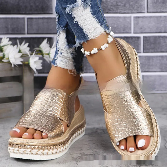 Damen Plateau Sandalen ⎜ Modische Sommerschuhe mit Kroko-Optik und Verstellbarer Schnalle