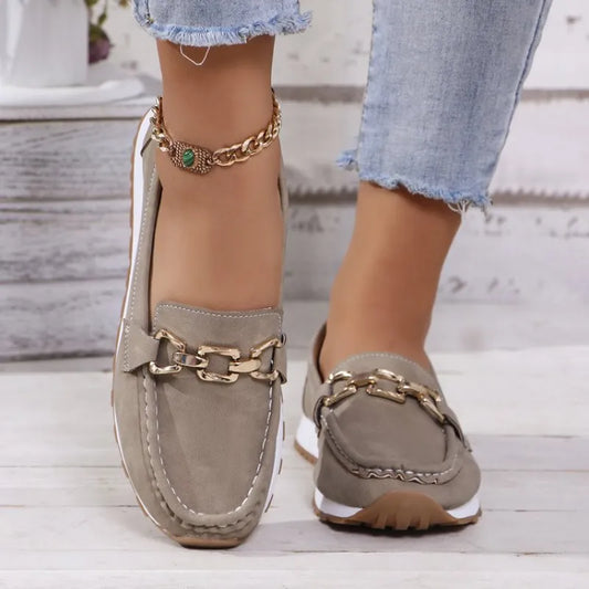 Plattform-Slipper für Damen ⎜ Bequeme Slip-On Schuhe mit Modischer Kettenapplikation für Alltag und Stil