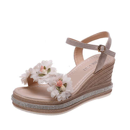 Damen Keilsandaletten Sommer ⎜ Bequeme Plateausandalen mit Blumenapplikationen und verstellbarem Knöchelriemen