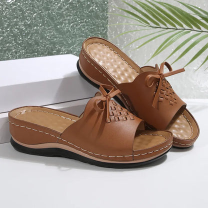 Pantoletten für Damen ⎜ Bequeme Sommerschuhe mit Schleife, rutschfester Sohle und gepolstertem Fußbett