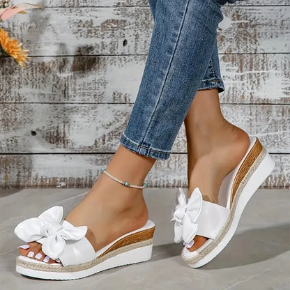 Damen Keilabsatz Slipper ⎜ Bequeme Sommerschuhe mit Schleifendekor und Rutschfester Sohle
