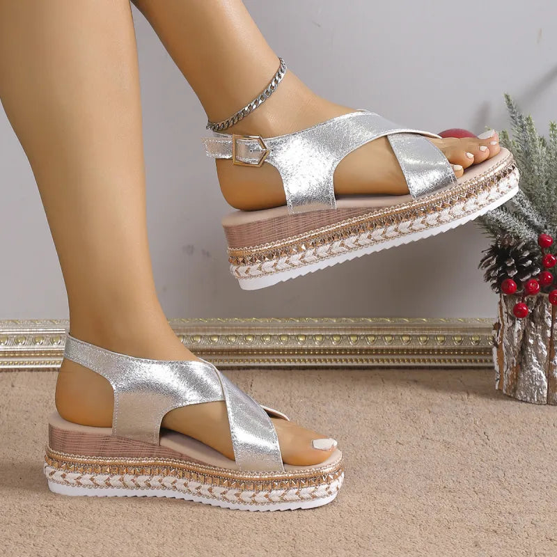 Plateausandalen für Damen ⎜ Glänzende Sommerschuhe mit Kreuzriemen und geflochtener Bastsohle in Komfortweite