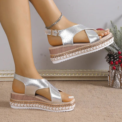 Plateausandalen für Damen ⎜ Glänzende Sommerschuhe mit Kreuzriemen und geflochtener Bastsohle in Komfortweite