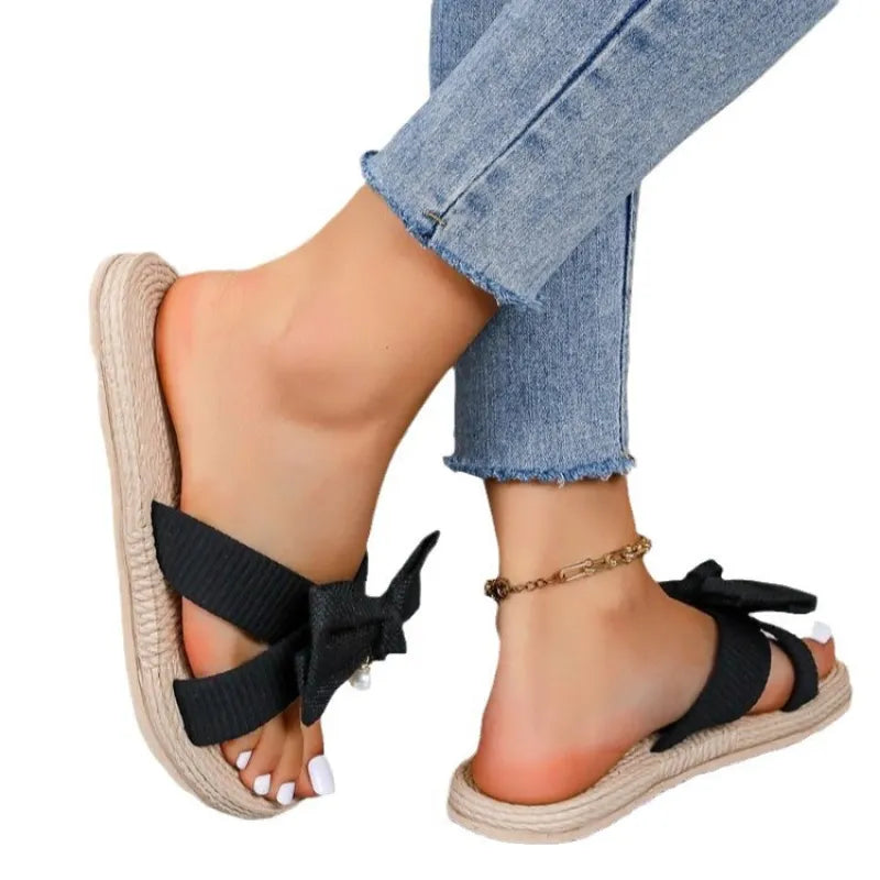 Pantoletten für Damen ⎜ Modische Sommerschuhe mit Jutesohle und großer Schleife für drinnen und draußen