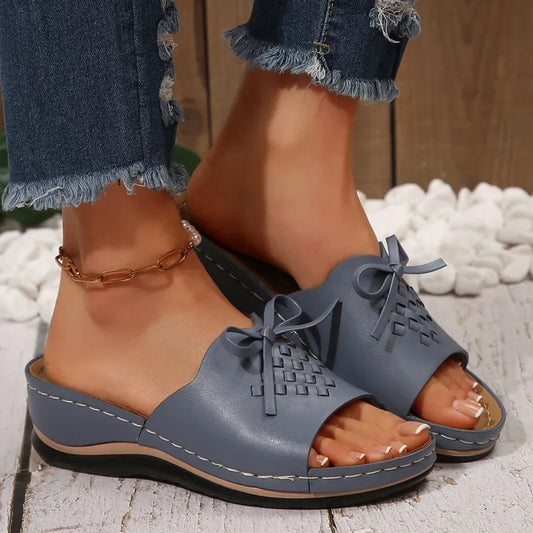 Pantoletten für Damen ⎜ Bequeme Sommerschuhe mit Schleife, rutschfester Sohle und gepolstertem Fußbett
