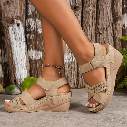 Damen Sandalen mit Klettverschluss ⎜ Bequeme Sommerschuhe mit Luftdurchlässen und weicher Plateausohle