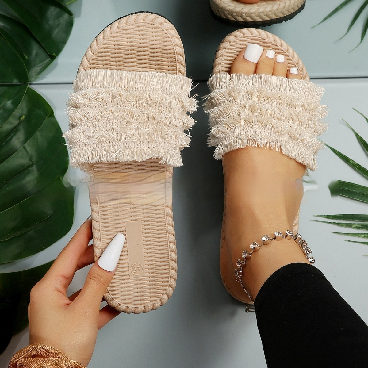 Strandsandalen für Damen ⎜ Bequeme Sommerschuhe mit Fransen und rutschfester EVA-Sohle