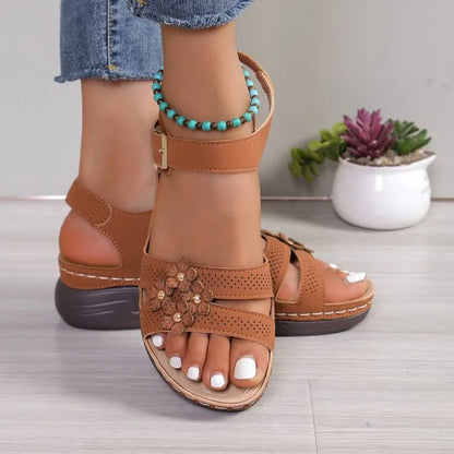 Keilsandalen für Damen ⎜ Bequeme Sommerschuhe mit Blumenapplikation und Rutschfester Sohle für Alltag