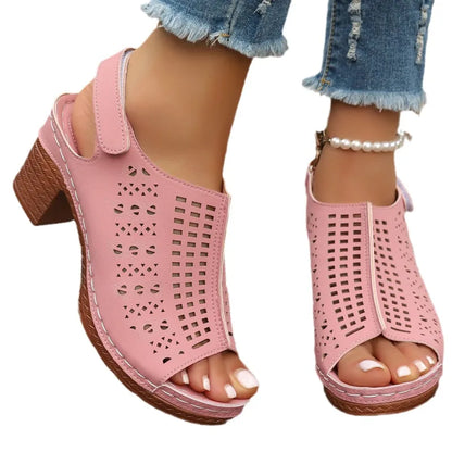 Damen Sandalen mit Blockabsatz ⎜ Bequeme Sommerschuhe im Retro-Stil mit Cut-outs und offener Zehenpartie
