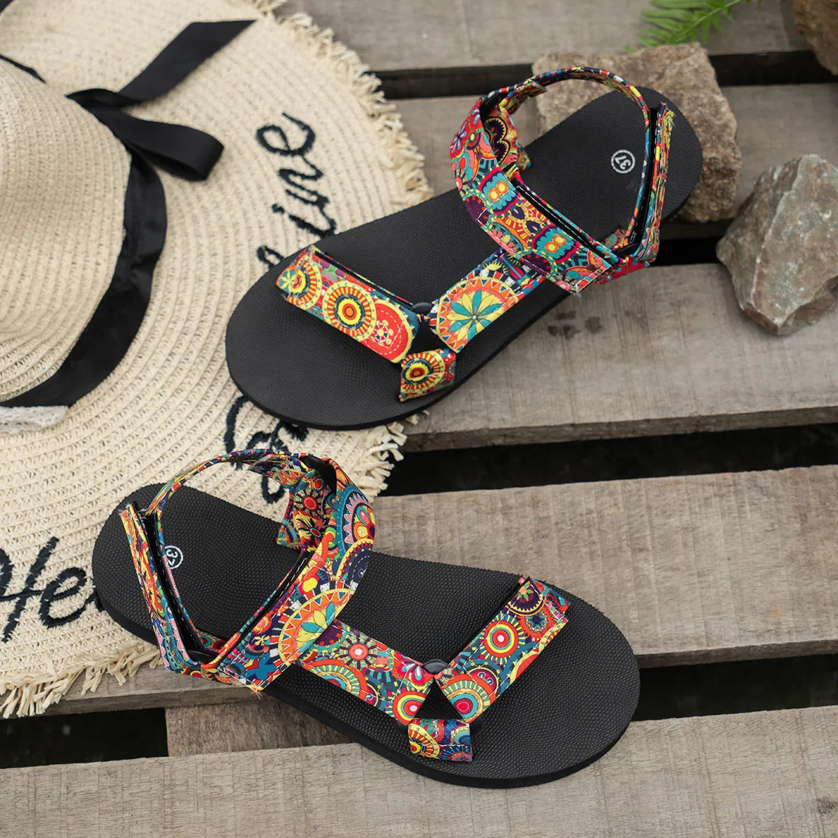 Outdoorsandalen für Damen ⎜ Leichte Sommerschuhe mit flacher Sohle und verstellbaren Klettverschlüssen