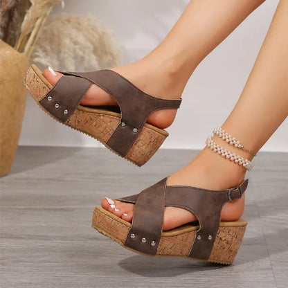 Keilsandaletten Damen Sommer ⎜ Bequeme Plateausandalen mit Riemchen und Nieten für Alltag & Freizeit