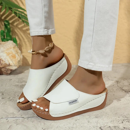 Sommer Wedge-Slipper für Damen ⎜ Bequeme Mules mit dickem Absatz und schlichtem Design für den Alltag