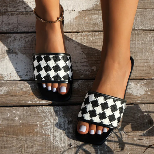 Damen Flache Slides Sandalen ⎜ Bequeme Sommerschuhe mit Kariertem Muster für Strand & Freizeit