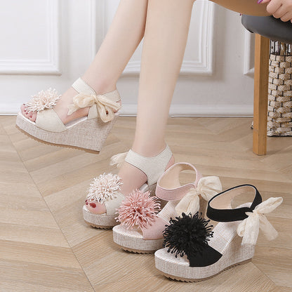 Damen Keilsandaletten mit Plateau ⎜ Bequeme Sommerschuhe mit Blumen-Design und offener Zehenpartie