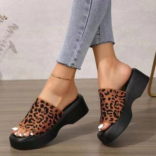 Modische Plateau-Slipper für Damen ⎜ Bequeme Wedges mit Leopardenmuster für vielseitige Outfits