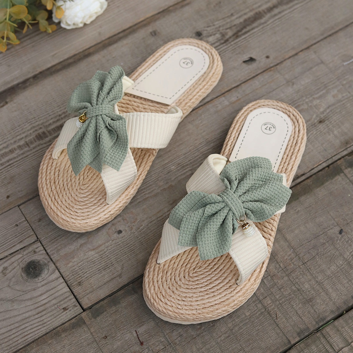 Damen Sommer Pantoletten ⎜ Bequeme Flache Slipper mit Schleife und Rutschfester Bastsohle