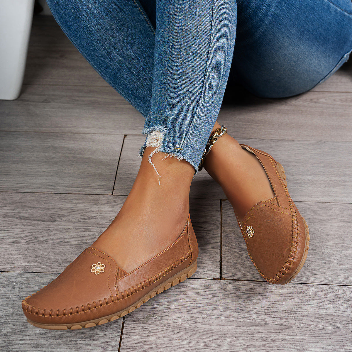 Loafers für Damen ⎜ Bequeme Flats aus Leder mit Ziernähten und Schmuck-Applikation