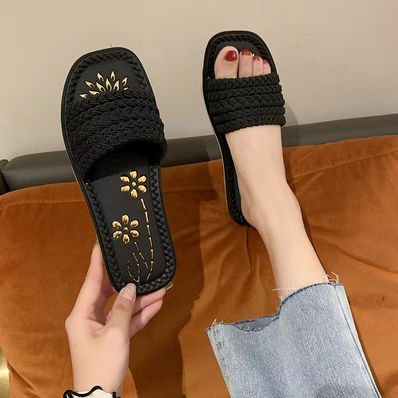 Flache Sandalen für Damen ⎜ Komfortable Schuhe mit geflochtenem Design und goldenen Details für den Sommer