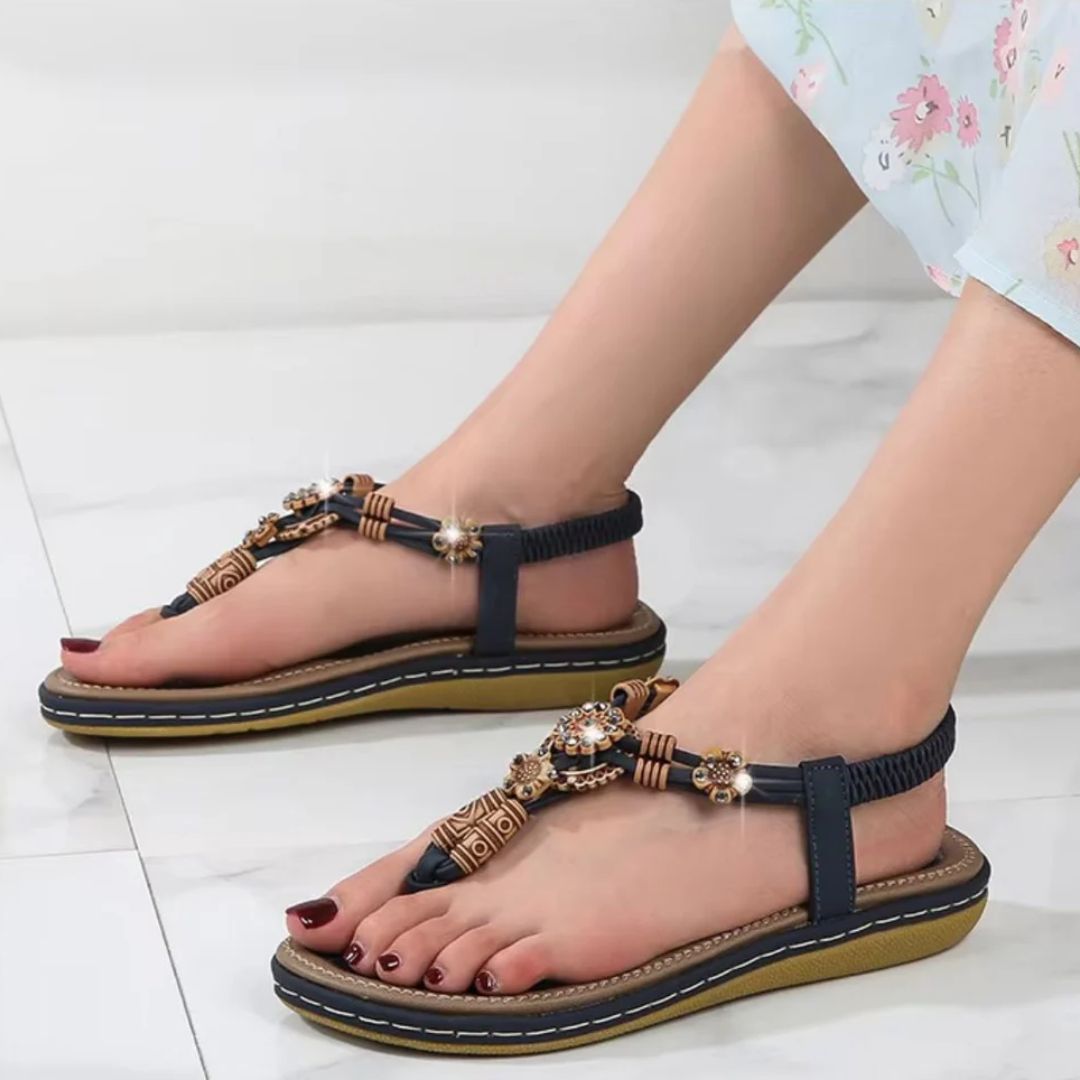 Damen Sandalen mit Holzperlen ⎜ Bequeme Flachsohlen-Schuhe im lässigen Stil mit geflochtenem Design