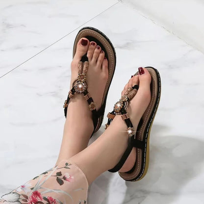 Damen Sandalen mit Holzperlen ⎜ Bequeme Flachsohlen-Schuhe im lässigen Stil mit geflochtenem Design