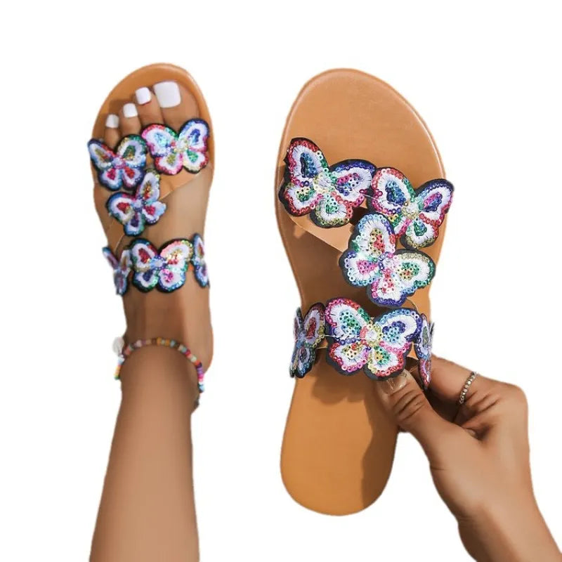 Damen Flache Sandalen ⎜ Bequeme Sommerschuhe mit Schmetterlingsdekor und Offenem Design für Strand & Freizeit
