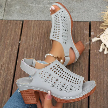 Damen Sandalen mit Blockabsatz ⎜ Bequeme Sommerschuhe im Retro-Stil mit Cut-outs und offener Zehenpartie