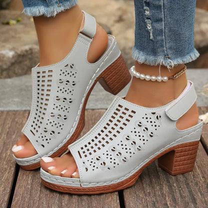 Damen Sandalen mit Blockabsatz ⎜ Bequeme Sommerschuhe im Retro-Stil mit Cut-outs und offener Zehenpartie