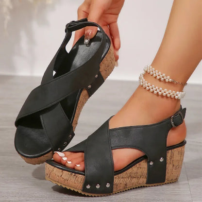 Keilsandaletten Damen Sommer ⎜ Bequeme Plateausandalen mit Riemchen und Nieten für Alltag & Freizeit