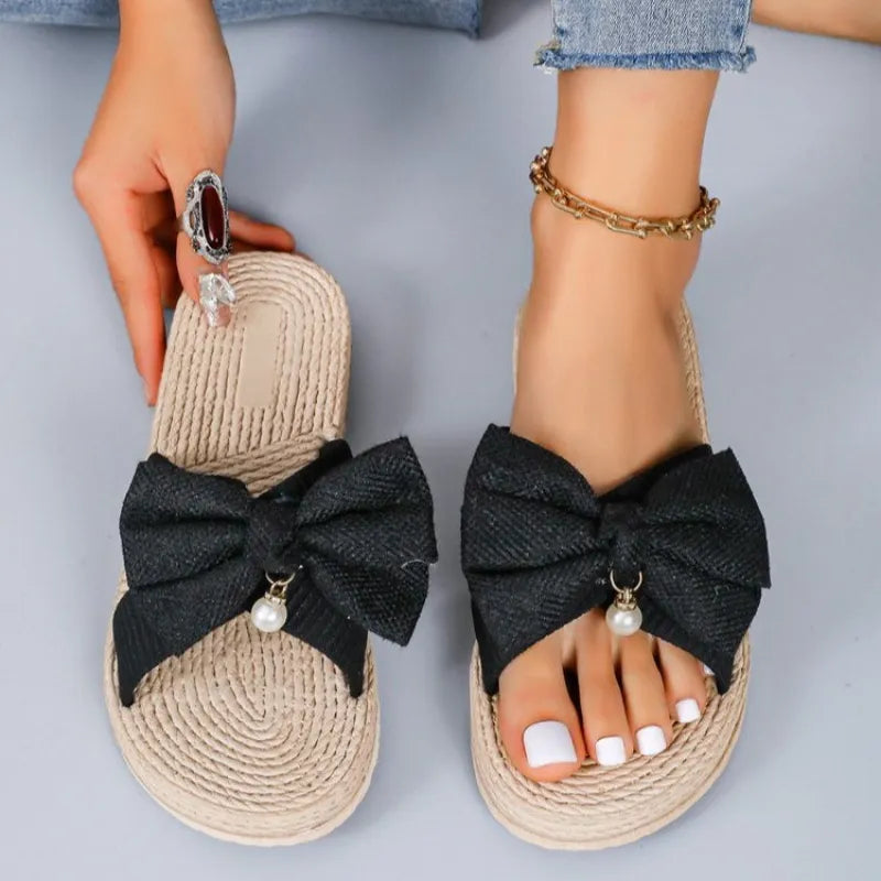 Pantoletten für Damen ⎜ Modische Sommerschuhe mit Jutesohle und großer Schleife für drinnen und draußen