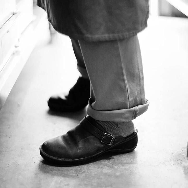 Herren Halbschuhe mit Riemen ⎜ Bequeme Clogs aus Leder mit verstellbarem Riemen und rutschfester Sohle