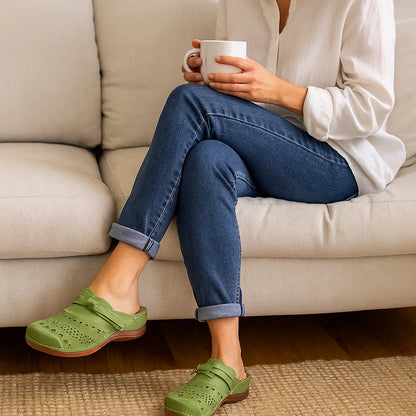 Bequemer Slipper mit ausgestanztem Blumenmuster und dekorativem Riemchen