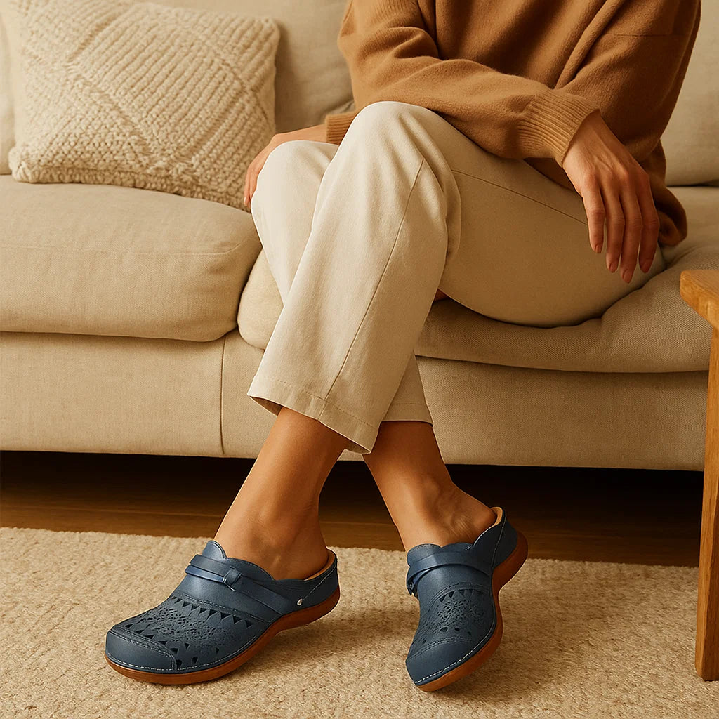 Bequemer Slipper mit ausgestanztem Blumenmuster und dekorativem Riemchen
