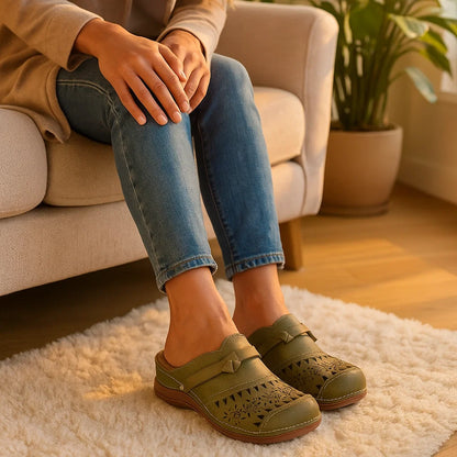 Bequemer Slipper mit ausgestanztem Blumenmuster und dekorativem Riemchen