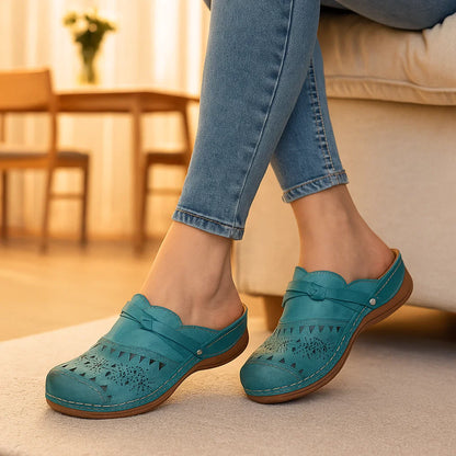 Bequemer Slipper mit ausgestanztem Blumenmuster und dekorativem Riemchen