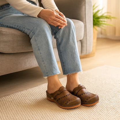 Bequemer Slipper mit ausgestanztem Blumenmuster und dekorativem Riemchen