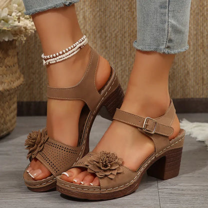 Chunky Heel Sandalen für Damen ⎜ Sommerliche Plattform-Schuhe mit Blumenapplikation