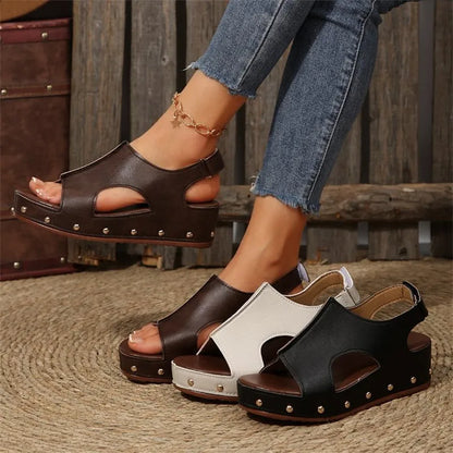 Damen Plateau-Sandalen mit Ausschnitt ⎜ Bequeme Sommerschuhe mit Keilabsatz und offener Zehenpartie