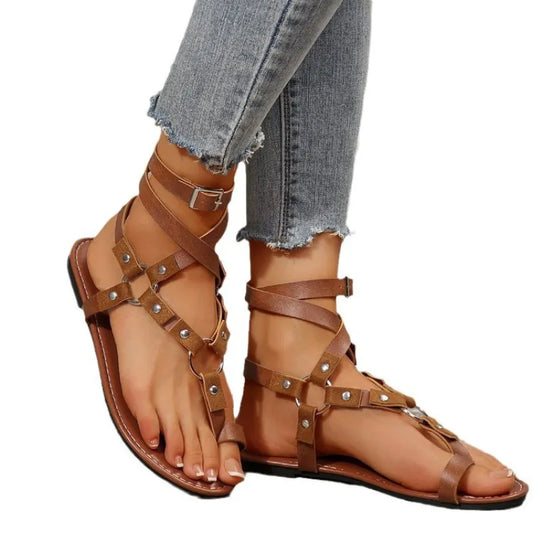 Damen Römersandalen mit Kreuzriemen ⎜ Flache Sommerschuhe im Vintage-Stil mit Schnallen und Nieten-Dekor