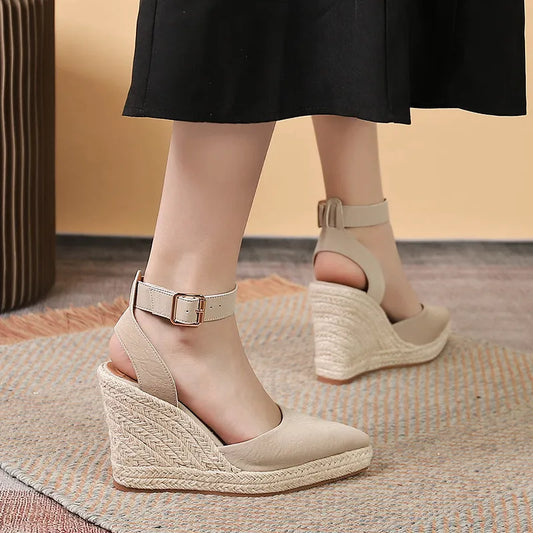 Damen Keilsandaletten mit Bastsohle ⎜ Elegante Sommerschuhe mit spitzer Kappe und verstellbarem Knöchelriemen
