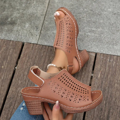 Damen Sandalen mit Blockabsatz ⎜ Bequeme Sommerschuhe im Retro-Stil mit Cut-outs und offener Zehenpartie
