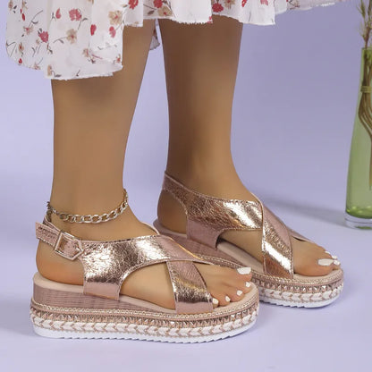 Plateausandalen für Damen ⎜ Glänzende Sommerschuhe mit Kreuzriemen und geflochtener Bastsohle in Komfortweite