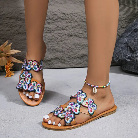 Damen Flache Sandalen ⎜ Bequeme Sommerschuhe mit Schmetterlingsdekor und Offenem Design für Strand & Freizeit
