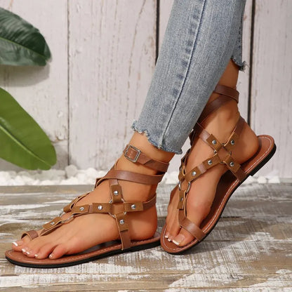 Damen Römersandalen mit Kreuzriemen ⎜ Flache Sommerschuhe im Vintage-Stil mit Schnallen und Nieten-Dekor