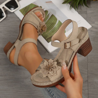 Chunky Heel Sandalen für Damen ⎜ Sommerliche Plattform-Schuhe mit Blumenapplikation