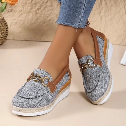 Wedge-Loafer für Damen ⎜ Bequeme Slip-On Schuhe mit Pferdekettenapplikation für Komfort und Stil