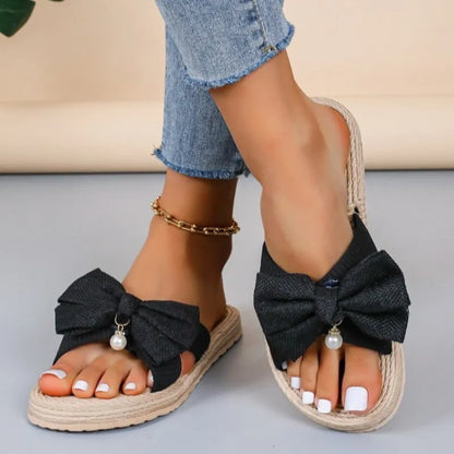 Pantoletten für Damen ⎜ Modische Sommerschuhe mit Jutesohle und großer Schleife für drinnen und draußen