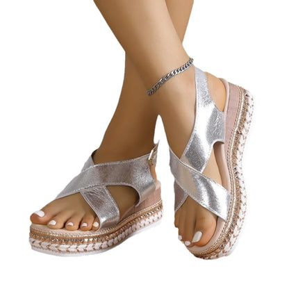 Plateausandalen für Damen ⎜ Glänzende Sommerschuhe mit Kreuzriemen und geflochtener Bastsohle in Komfortweite