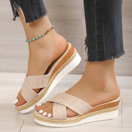 Damen Keilabsatz Slipper ⎜ Bequeme Sommerschuhe mit Kreuzriemen und Offenem Design für Alltag & Freizeit